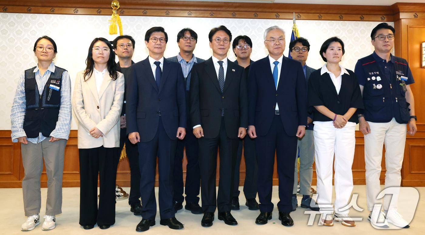 김민석 국무총리가 22일 서울 종로구 정부서울청사에서 열린 발전산업 고용안전 협의체 위원 위촉식에서 위원장으로 임명된 김선수 사법연수원 석좌교수 및 민간 위원들과 기념촬영을 하고 있다. 2025.9.22/뉴스1 ⓒ News1 임세영 기자