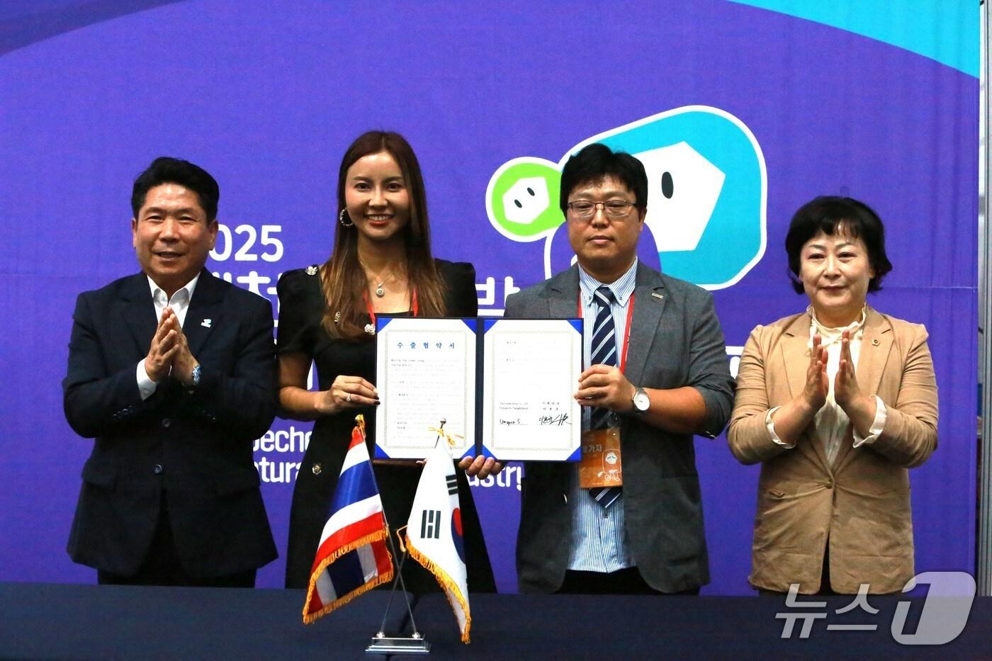 음성 소재 화장품 전문기업 ㈜뷰니크와 태국 화장품 전문업체 '탑 코스모 그룹 수출협약식.2025.9.22/뉴스1 ⓒ News1 손도언 기자
