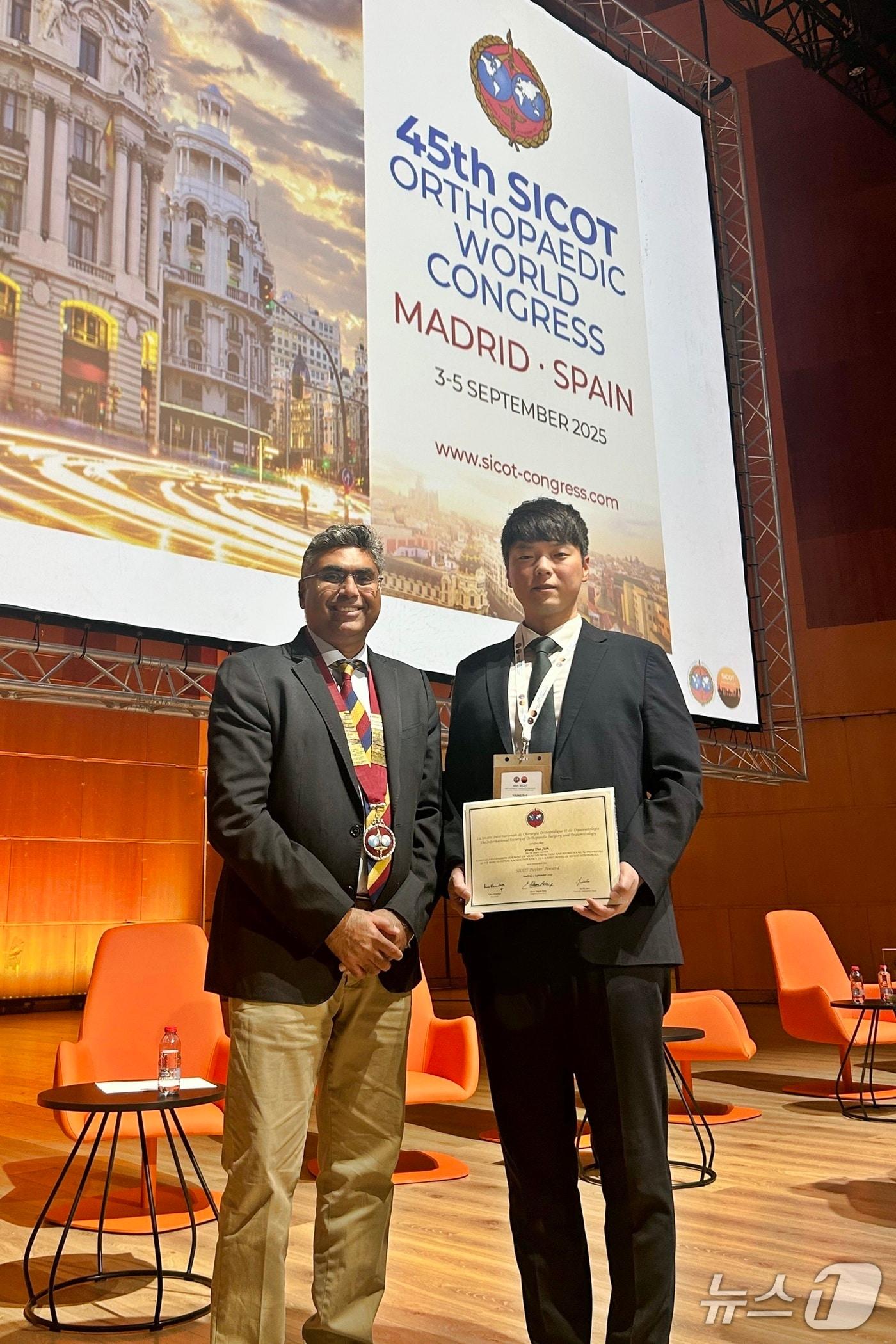 본문 이미지 - 울산대학교병원 전영대 교수가 최근 세르비아 베오그라드에서 열린 제45회 세계정형외과학회(SICOT) 학술대회에서 '우수포스터상(Best Poster Award)'을 수상했다. (울산대학교병원 제공. 재판매 및 DB금지)/뉴스1