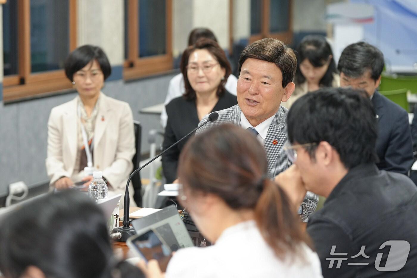  김광수 제주교육감이 22일 도교육청 기자실에서 출입기자 차담회를 갖고 있다.(제주도교육청 제공. 재판매 및 DB 금지)/뉴스1