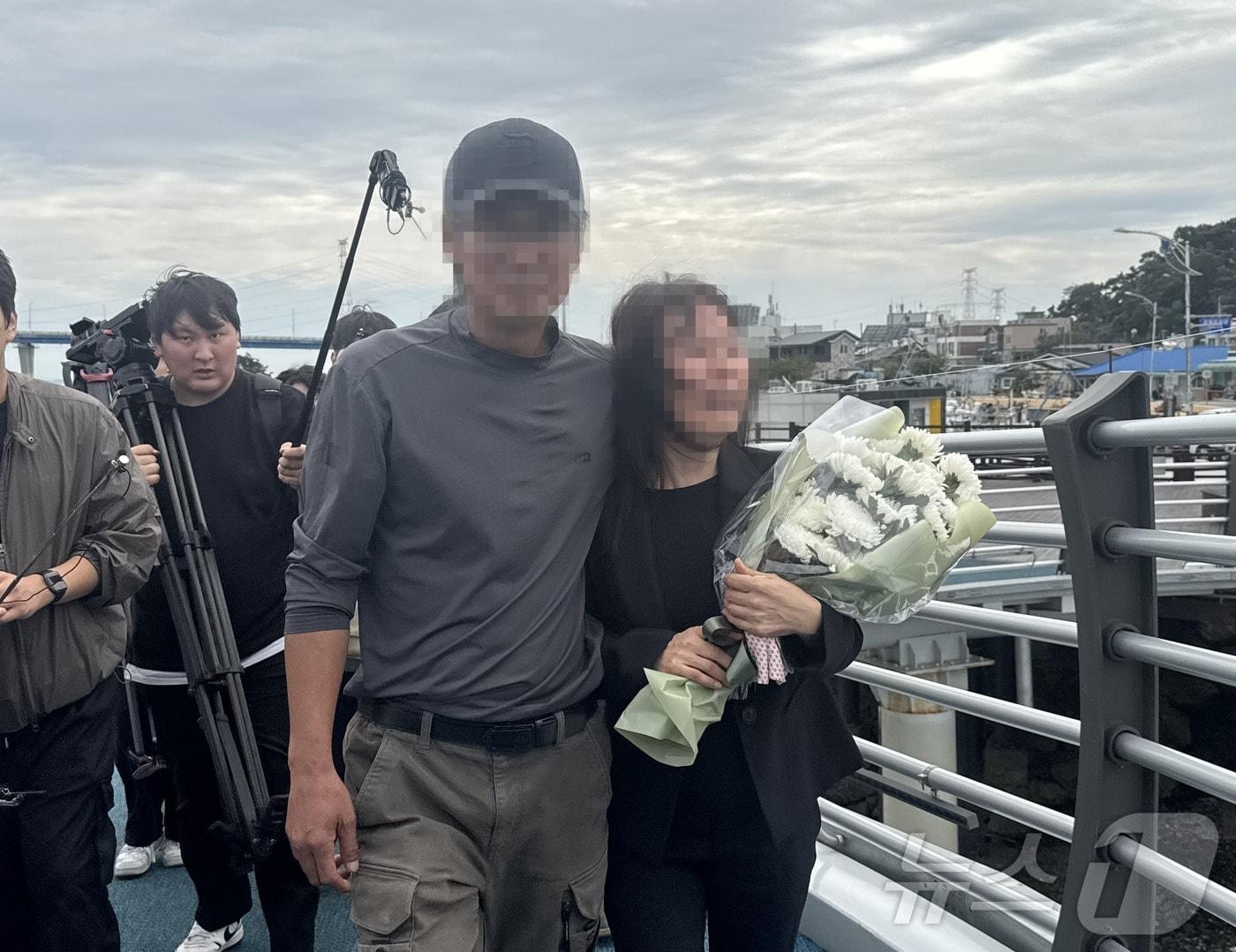 본문 이미지 - 22일 인천 옹진군 영흥도 돌고래전망대 앞에서 해양경찰관 고 이재석 경사의 어머니가 통곡했다. 이 경사가 발견된 곳에서 가까운  이 장소에서 유족들은 이 경사가 생전 좋아하는 커피와 치킨 등을 마련해놓고 간단한 추모식을 진행했다.2025.9.22/뉴스1 ⓒ News1 박소영 기자