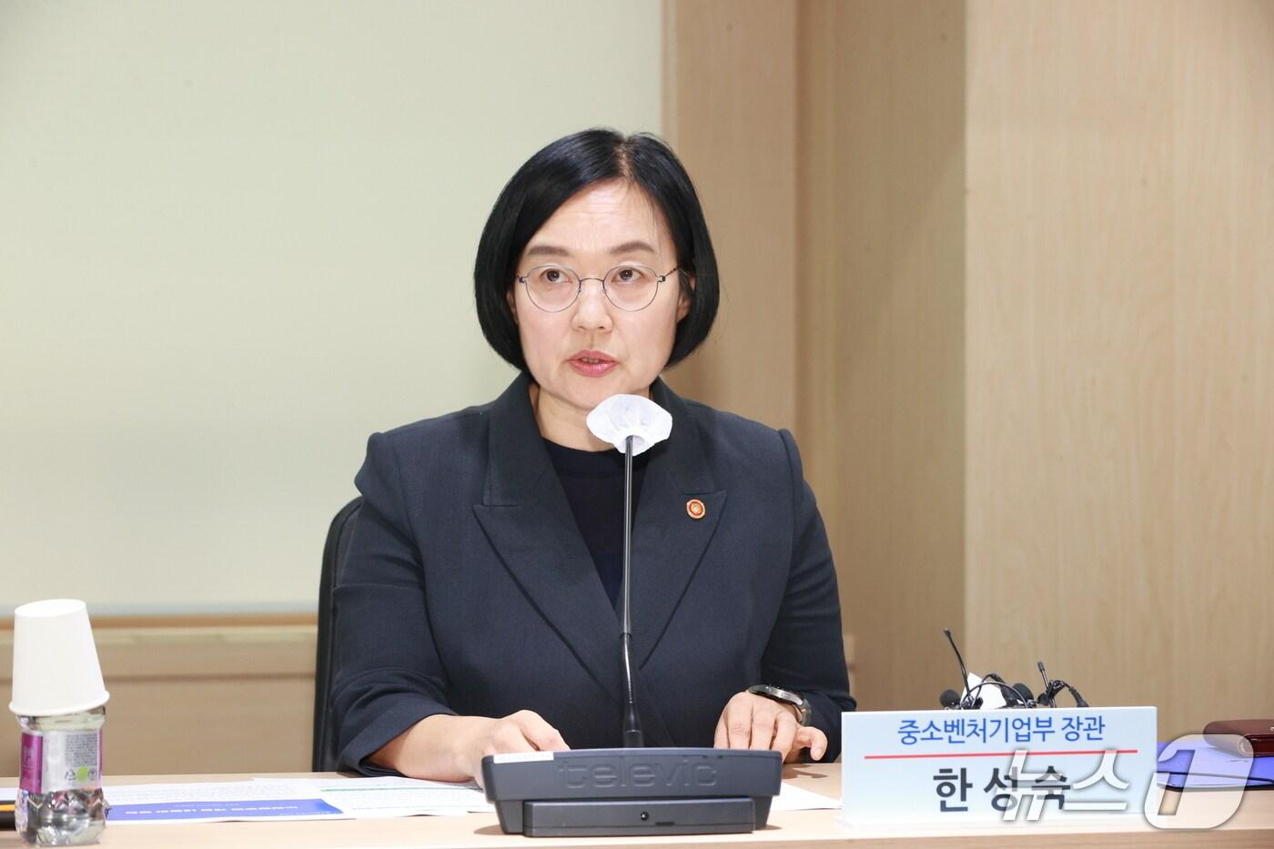 한성숙 중소벤처기업부 장관이 22일 서울 여의도 중소기업중앙회에서 열린 &#39;중소기업계 노동현안 간담회&#39;에서 인사말을 하고 있다. &#40;중소벤처기업부 제공. 재판매 및 DB금지&#41;