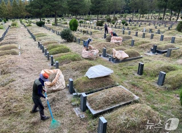본문 이미지 - 부산 금정구 영락공원 묘원에서 관계자들이 벌초 작업을 하고 있다. &#40;부산시설공단 제공. 재판매 및 DB 금지&#41;