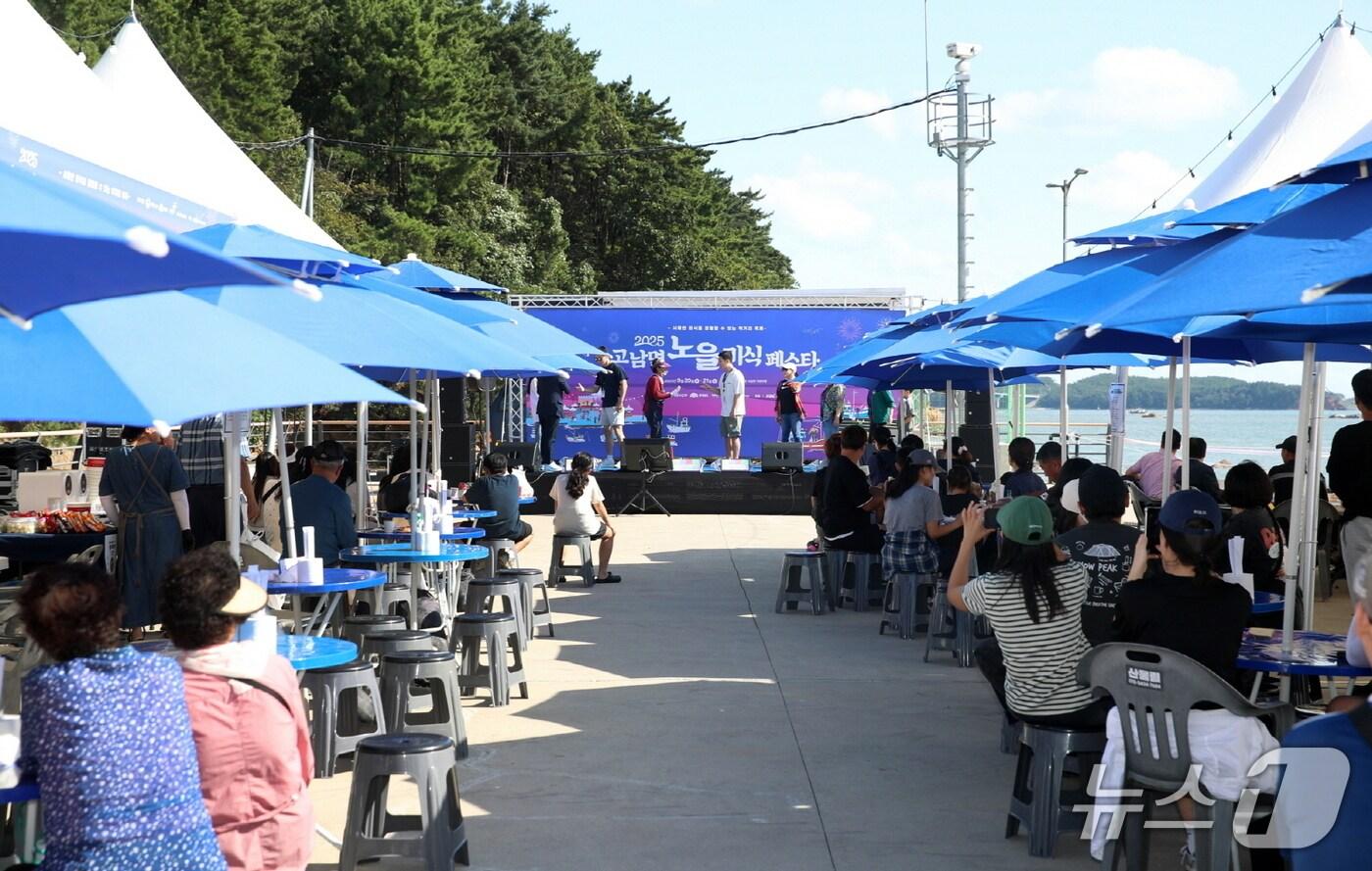 20~21일 고남면 가경주항 일원에서 열린 ‘2025년 고남면 노을 미식페스타’ 모습(태안군 제공. 재판매 및 DB금지)2025.9.22/뉴스1