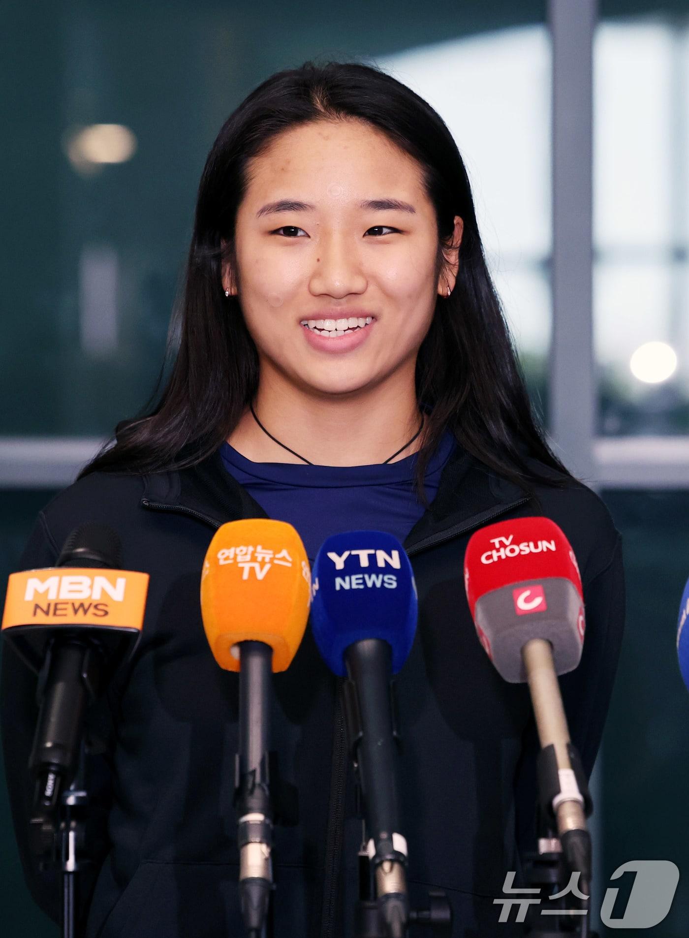 본문 이미지 - 중국마스터스 2연패를 달성한 안세영이 22일 인천국제공항을 통해 귀국해 취재진 질문에 답하고 있다. 안세영은 지난 21일 중국 선전체육관에서 열린 한웨&#40;중국·3위&#41;와 대회 마지막 날 여자단식 결승에서 게임스코어 2-0&#40;21-11 21-3&#41; 완승을 거두며 우승했다. 2025.9.22/뉴스1 ⓒ News1 박지혜 기자