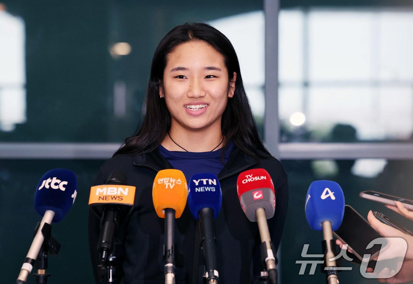 중국마스터스 2연패를 달성한 안세영이 22일 인천국제공항을 통해 귀국해 취재진 질문에 답하고 있다. 안세영은 지난 21일 중국 선전체육관에서 열린 대회 마지막 날 여자단식 결승에서 한웨&#40;중국·3위&#41;를 게임스코어 2-0&#40;21-11 21-3&#41; 완승을 거두며 우승했다. 2025.9.22/뉴스1 ⓒ News1 박지혜 기자