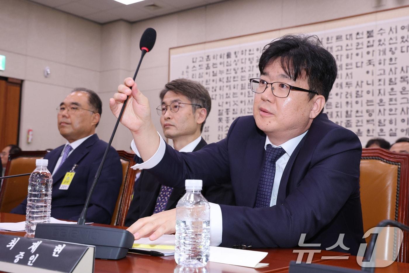 본문 이미지 - 최재현 검사가 서울 여의도 국회에서 열린 법사위 검찰개혁 청문회에 출석했다. ⓒ 뉴스1