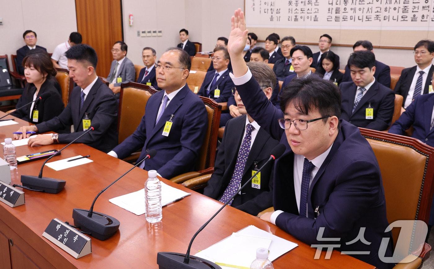 건진법사 관봉권 띠지 분실 사건과 관련해 담당 검사인 최재현 검사가 22일 서울 여의도 국회에서 열린 법사위 검찰개혁 청문회에서 발언권을 신청하고 있다. 2025.9.22/뉴스1 ⓒ News1 신웅수 기자