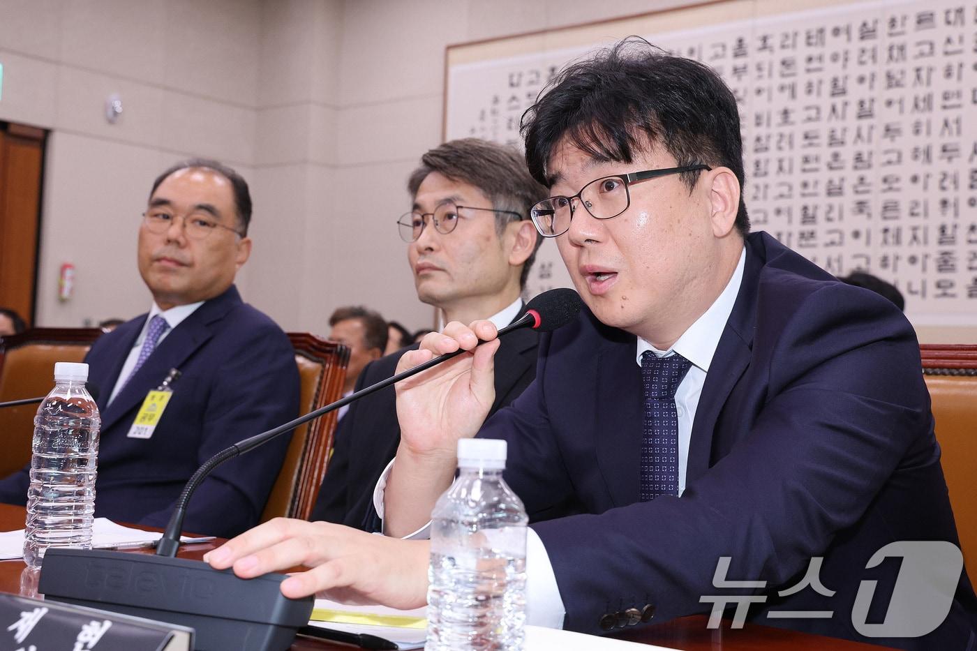 건진법사 관봉권 띠지 분실 사건과 관련해 담당 검사인 최재현 검사가 22일 서울 여의도 국회에서 열린 법사위 검찰개혁 청문회에서 의원 질의에 답변하고 있다. 2025.9.22/뉴스1 ⓒ News1 신웅수 기자