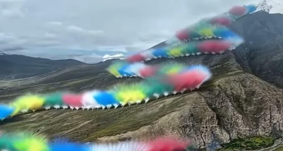 본문 이미지 - 아크테릭스가 선보인 불꽃놀이 프로젝트 '승룡'.(유튜브  계정'climb | ski | repeat')