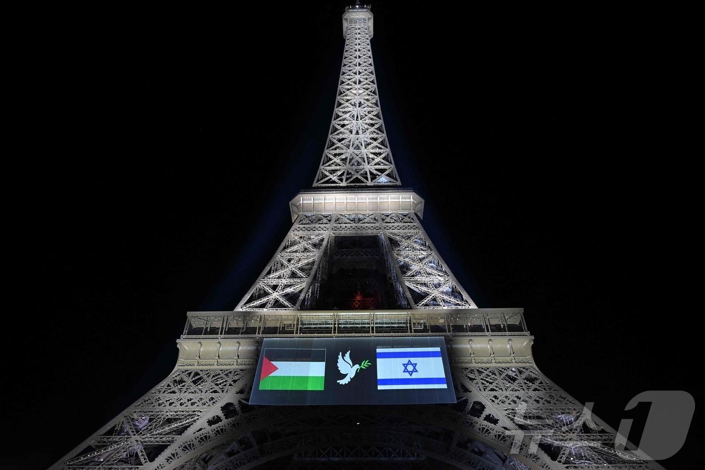 파리 에펠탑에 팔레스타인&#40;왼쪽&#41;과 이스라엘&#40;오른쪽&#41; 국기, 그리고 올리브 가지를 문 부리에 물고 있는 비둘기 이미지가 투사되고 있다. 2025.09.22. ⓒ AFP=뉴스1 