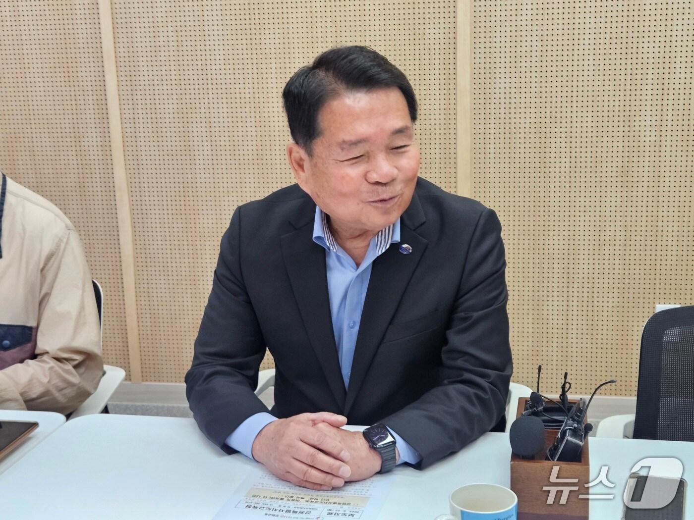 본문 이미지 - 신경호 강원교육감이 22일 본청에서 기자들과 차담회를 갖고 현안과 관련한 자신의 의견을 밝히고 있다.2025.9.22 한귀섭 기자