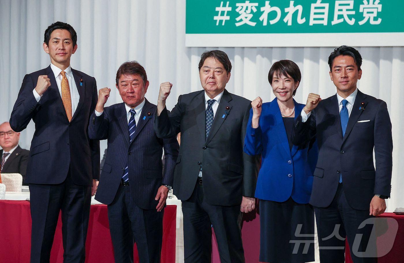 22일 일본 도쿄에서 열린 자민당 총재 선거 출정식에서 단체 사진 포즈를 취하고 있는 5명의 후보. 왼쪽부터 고바야시 다카유키 전 경제안보담당상, 모테기 도시미쓰 전 자민당 간사장, 하야시 요시마사 관방장관, 다카이치 사나에 전 경제안보담당상, 고이즈미 신지로 농림수산상. 차기 일본 총리를 결정짓는 이번 자민당 총재 선거는 이날(22일) 시작됐으며 5명의 후보가 경쟁하고 있다. 2025.09.22. ⓒ AFP=뉴스1 ⓒ News1 권준언 기자