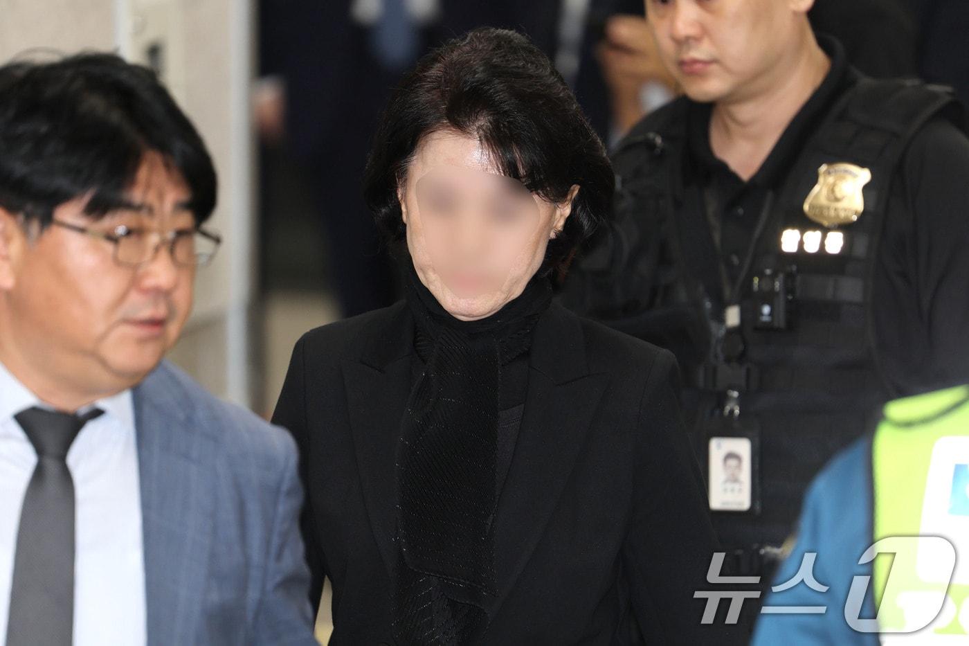 한학자 통일교 총재와 함께 구속 영장이 청구된 정원주 전 통일교 총재 비서실장이 22일 오후 서울 서초동 서울중앙지방법원에서 열린 구속 전 피의자심문&#40;영장실질심사&#41;에 출석하고 있다. 2025.9.22/뉴스1 ⓒ News1 이광호 기자