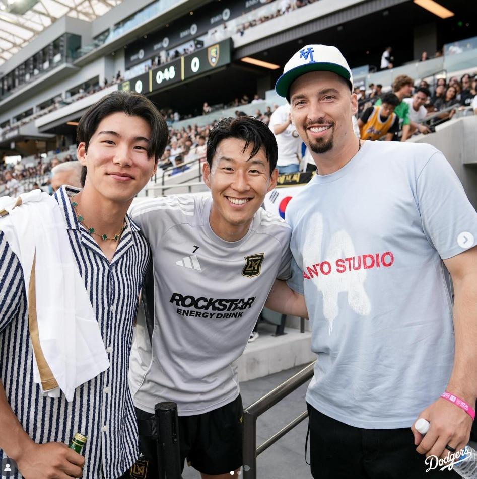 본문 이미지 - LA FC 손흥민&#40;가운데&#41;의 홈경기를 보기 위해 LA의 BMO 스타디움을 방문한 LA 다저스 김혜성&#40;왼쪽&#41;과 블레이크 스넬. &#40;LA 다저스 인스타그램 캡처&#41;