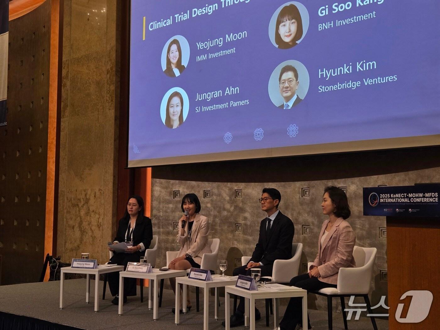 본문 이미지 - 문여정 IMM인베스트먼트 전무&#40;왼쪽부터&#41;, 강지수 BNH인베스트먼트 전무, 김현기 스톤브릿지벤처스 상무, 안정란 SJ투자파트너스 상무가 KIC에서 패널토론을 진행하고 있다. 2025. 9. 22/뉴스1 황진중 기자