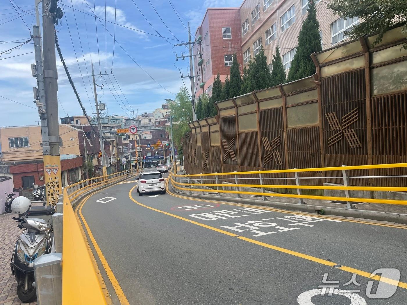 본문 이미지 - 부산 동구 범일초등학교 스쿨존에 통학로 사고 방지를 위한 울타리가 설치 돼 있다.(동구 제공. 재판매 및 DB 금지)