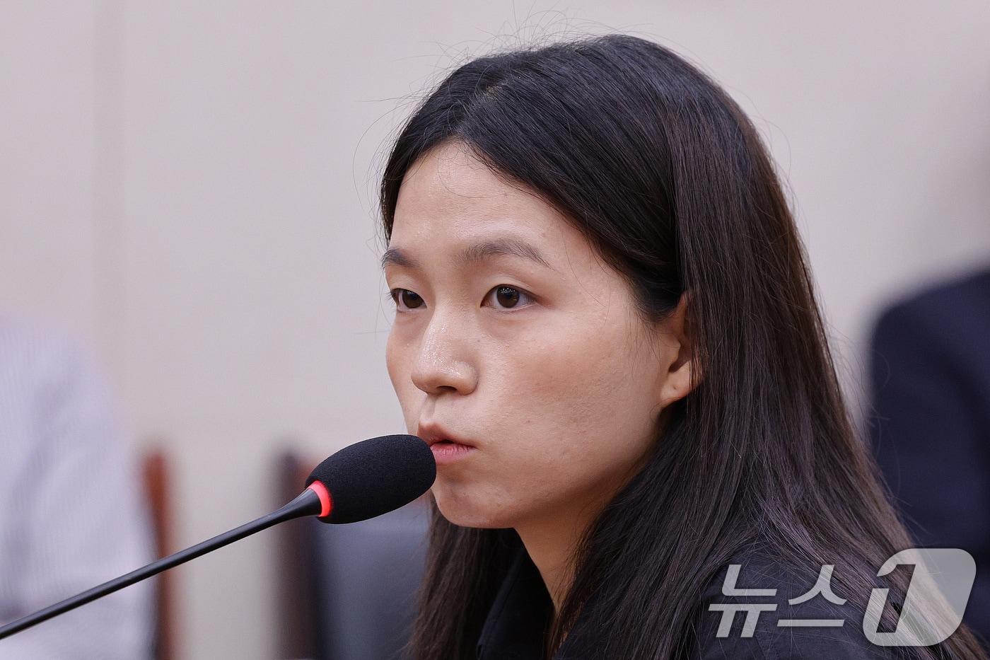 본문 이미지 - 김정민 서울남부지검 수사관이 지난달 22일 서울 여의도 국회에서 열린 법사위 검찰개혁 청문회에서 의원 질의에 답변하고 있다. 2025.9.22/뉴스1 ⓒ News1 신웅수 기자