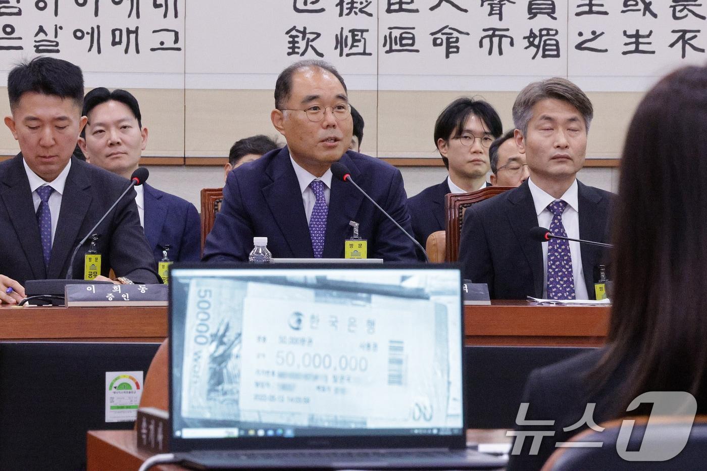 본문 이미지 - 왼쪽부터 순서대로 이희동 전 서울남부지검 1차장검사, 신응석 전 서울남부지검장, 박건욱 전 서울남부지검 가상자산범죄합동수사부장. 2025.9.22 / ⓒ 뉴스1 신웅수 기자