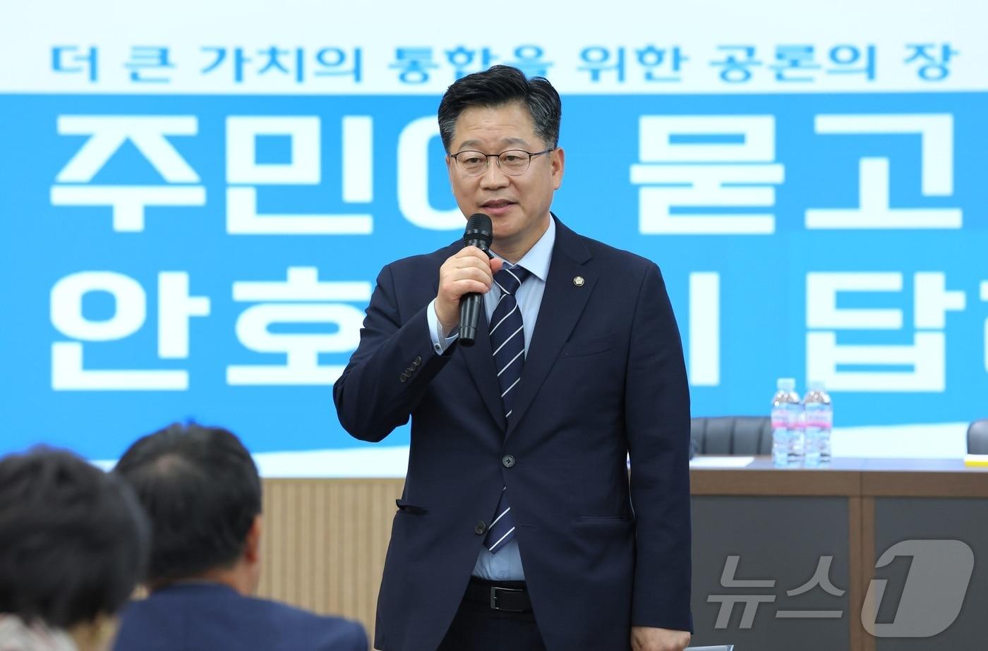 안호영 더불어민주당 국회의원이 22일 전북 전주시 더불어민주당 전북도당에서 열린 &#39;완주-전주 통합 찬반 갈등해소의 시간, 주민이 묻고 안호영이 답하다&#39; 토론회에 참석해 발언을 하고 있다. 2025.9.22/뉴스1 ⓒ News1 유경석 기자