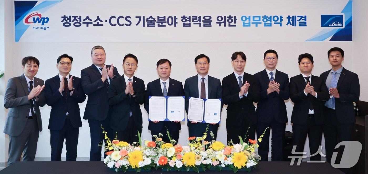 한국서부발전은 22일 충남 서산 베네키아호텔에서 린데코리아와 ‘청정수소 발전사업 추진 협력을 위한 업무협약’을 체결하고 기념촬영을 하고 있다.(서부발전 제공. 재판매 및 DB금지)2025.9.22/뉴스1