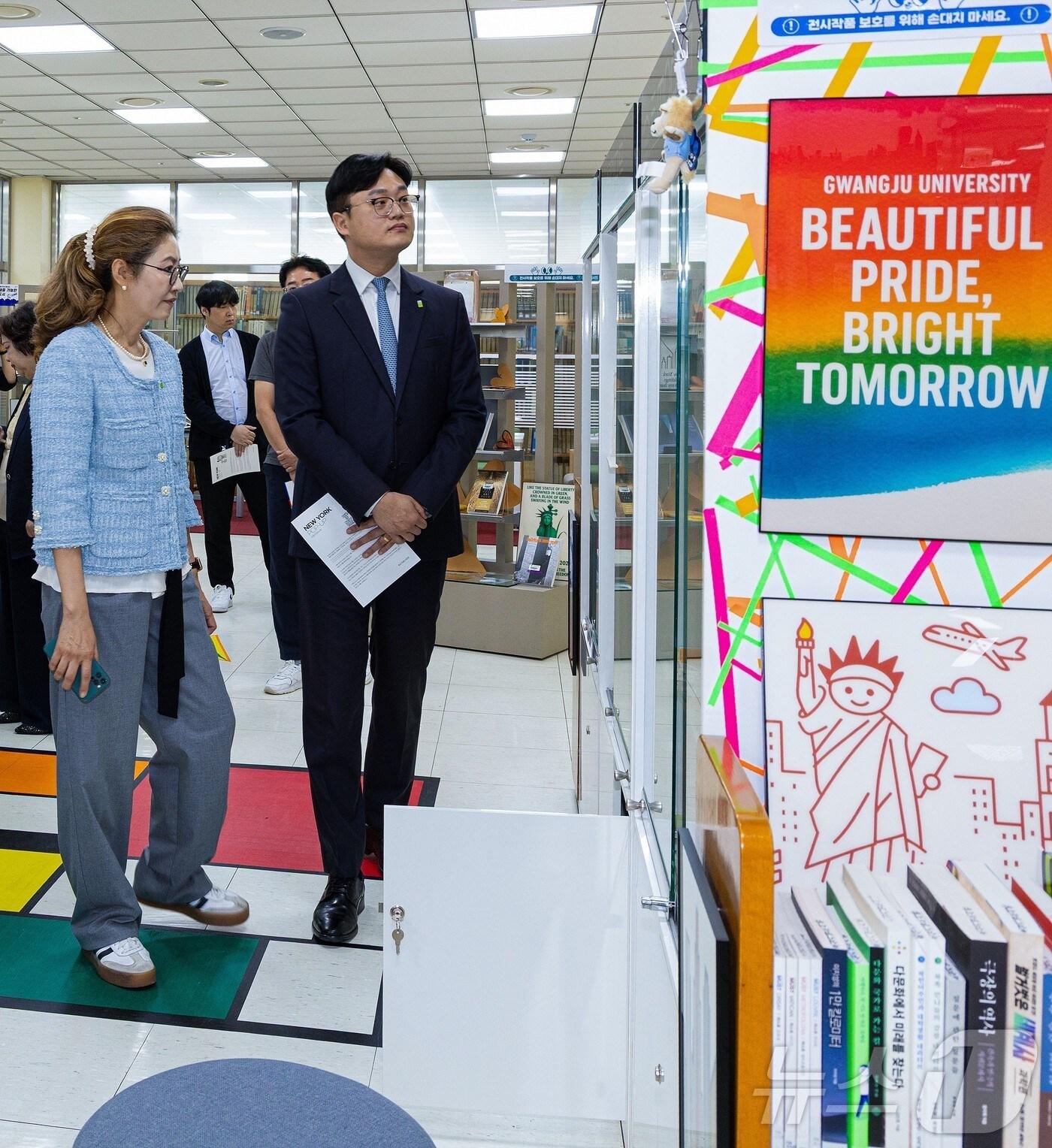 본문 이미지 - 광주대 김동진 총장은 대학 호심기념도서관이 미국 뉴욕 거리를 테마로 연 ‘뉴욕 팝업-여행자@뉴욕’ 특별전을 관람했다. (광주대 제공. 재배포 및 DB 금지)