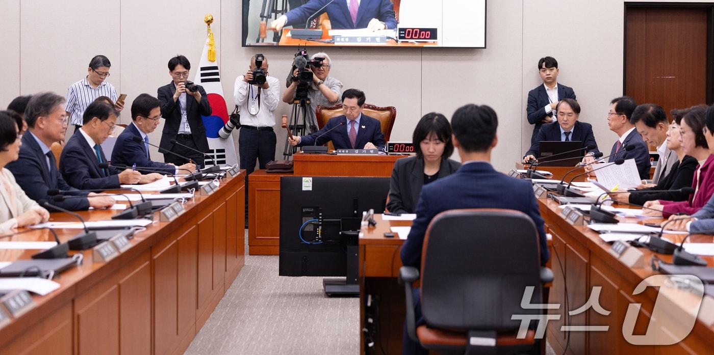 김기현 아시아태평양경제협력체(APEC) 정상회의 지원 특별위원장이 22일 서울 여의도 국회에서 열린 제429회국회(정기회) 제4차 전체회의에서 2025 경주 APEC 정상회의 성공개최 및 한반도 평화·번영을 위한 국회 결의안을 의결하고 있다. 2025.9.22/뉴스1 ⓒ News1 이승배 기자