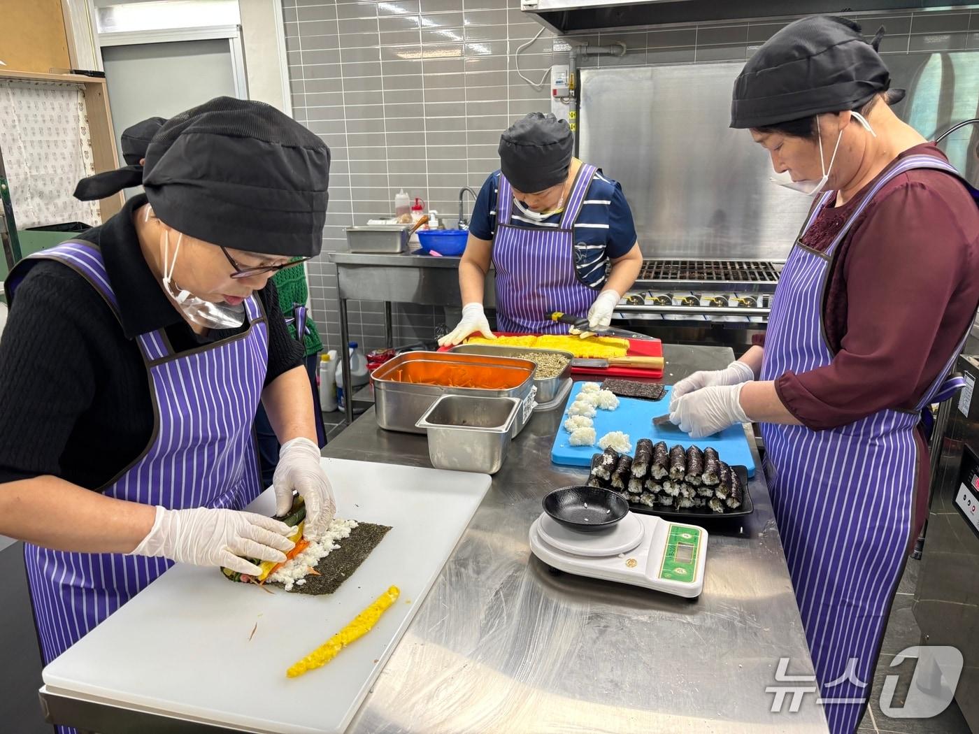 본문 이미지 - 대구 달성군이 운영하는 '비슬애반'에 고용된 노인이 음식을 만들고 있다.(대구 달성군 제공.재판매 및 DB 금지)