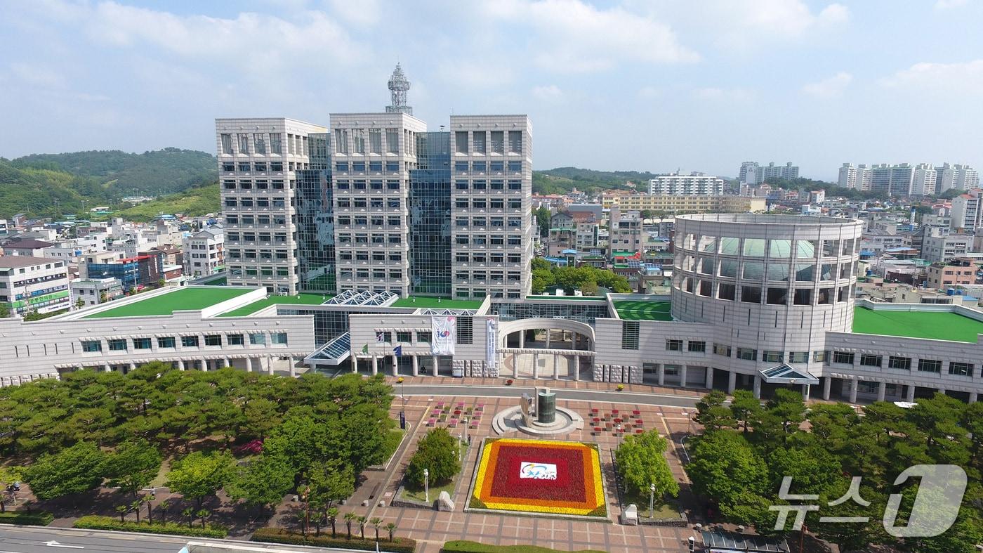 진주시청 전경.