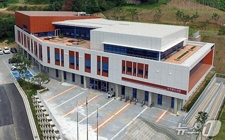 본문 이미지 -  경기 가평군 한석봉 도서관 전경(가평군 제공. 재판매 및 DB 금지)/뉴스1
