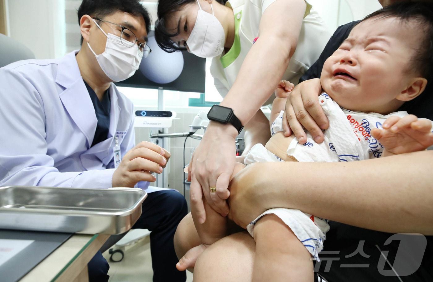 본문 이미지 - 광주 북구 두암동 에덴병원 소아청소년과에서 어린이가 예방접종을 받고 있다. (광주 북구 제공. 재판매 및 DB 금지) 2025.9.22 ⓒ 뉴스1 박지현 기자
