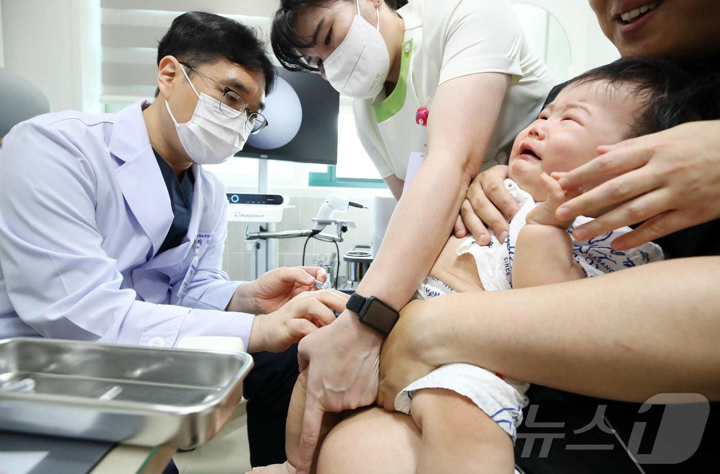 생후 6개월에서 13세 이하 어린이를 대상으로 실시하는 인플루엔자&#40;독감&#41; 국가예방접종 첫날인 22일 광주 북구 두암동 에덴병원 소아청소년과에서 어린이가 예방접종을 받고 있다. &#40;광주 북구 제공. 재판매 및 DB 금지&#41; 2025.9.22/뉴스1 ⓒ News1 박지현 기자