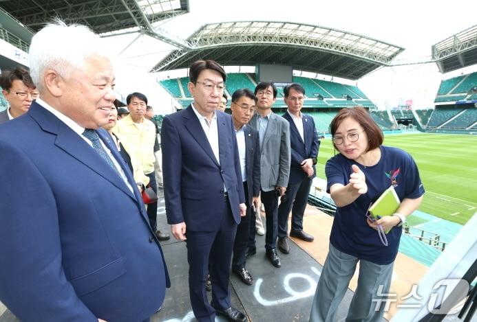 본문 이미지 - 우범기 전주시장과 김정태 전주상공회의소회장이 22일 &#39;2025 전주드론축구월드컵&#39; 성공개최를 위한 막바지 현장점검을 실시했다.&#40;전주시 제공, 재판매 및 DB 금지&#41;/뉴스1