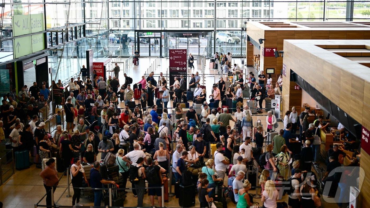 2025년 9월 20일, 베를린 동남쪽의 쇠네펠트에 위치한 베를린 브란덴부르크 공항 빌리브란트 제1터미널에서 승객들이 체크인을 대기하고 있다. 2025.9.20 ⓒ AFP=뉴스1 ⓒ News1 강민경 기자