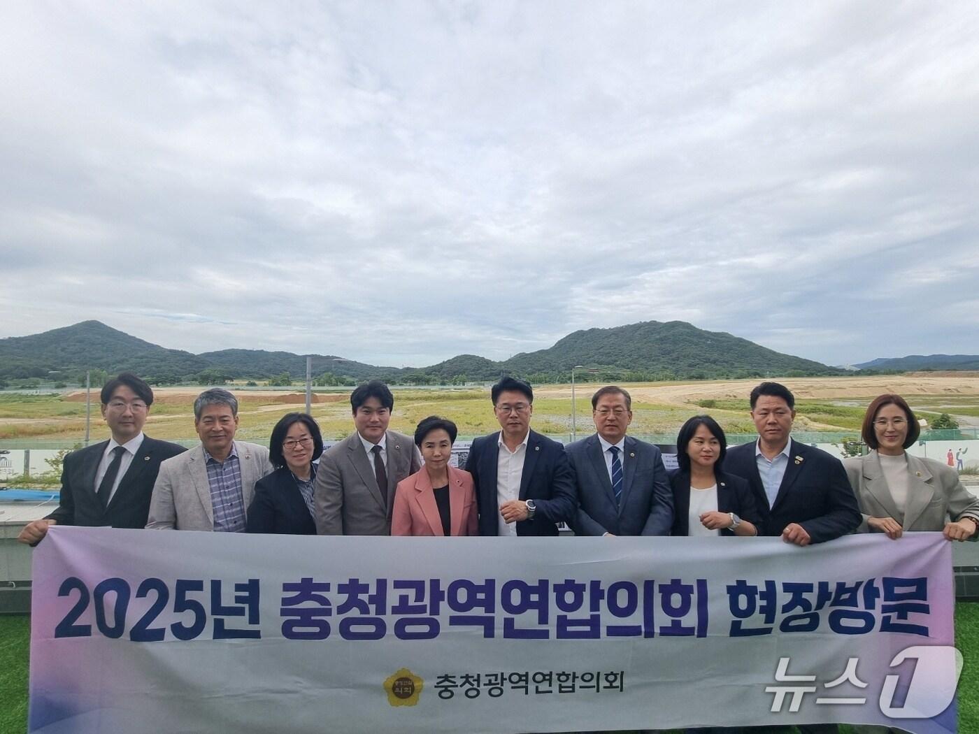 본문 이미지 - 충청광역연합의회 소속 의원들이 세종시 주요 현안 사업장을 방문했다.(충청광역연합의회 제공. 재판매 및 DB금지)/뉴스1