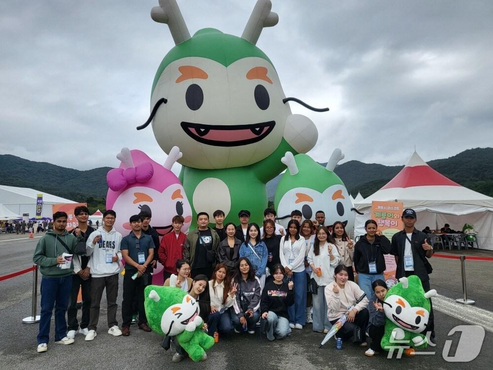 본문 이미지 - 건양대학교가 외국인 유학생들의 한국 문화 이해 증진과 국제우호 교류 확대를 위해 지난 21일 '2025 계룡軍문화축제' 문화체험문화체험 프로그램을 진행했다. (건양대 제공.재판매 및 DB금지)/뉴스1