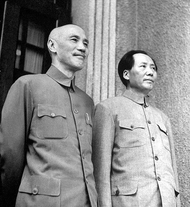 본문 이미지 - 장제스(왼쪽)와 마오쩌둥. (출처: 傑克 威克爾斯, 1945, Public domain, via Wikimedia Commons)