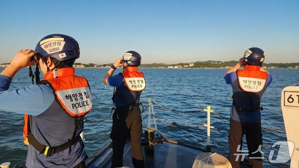 본문 이미지 - 수색 작업 중인 해양경찰관들 (인천해양경찰서 제공.재판매 및 DB금지)