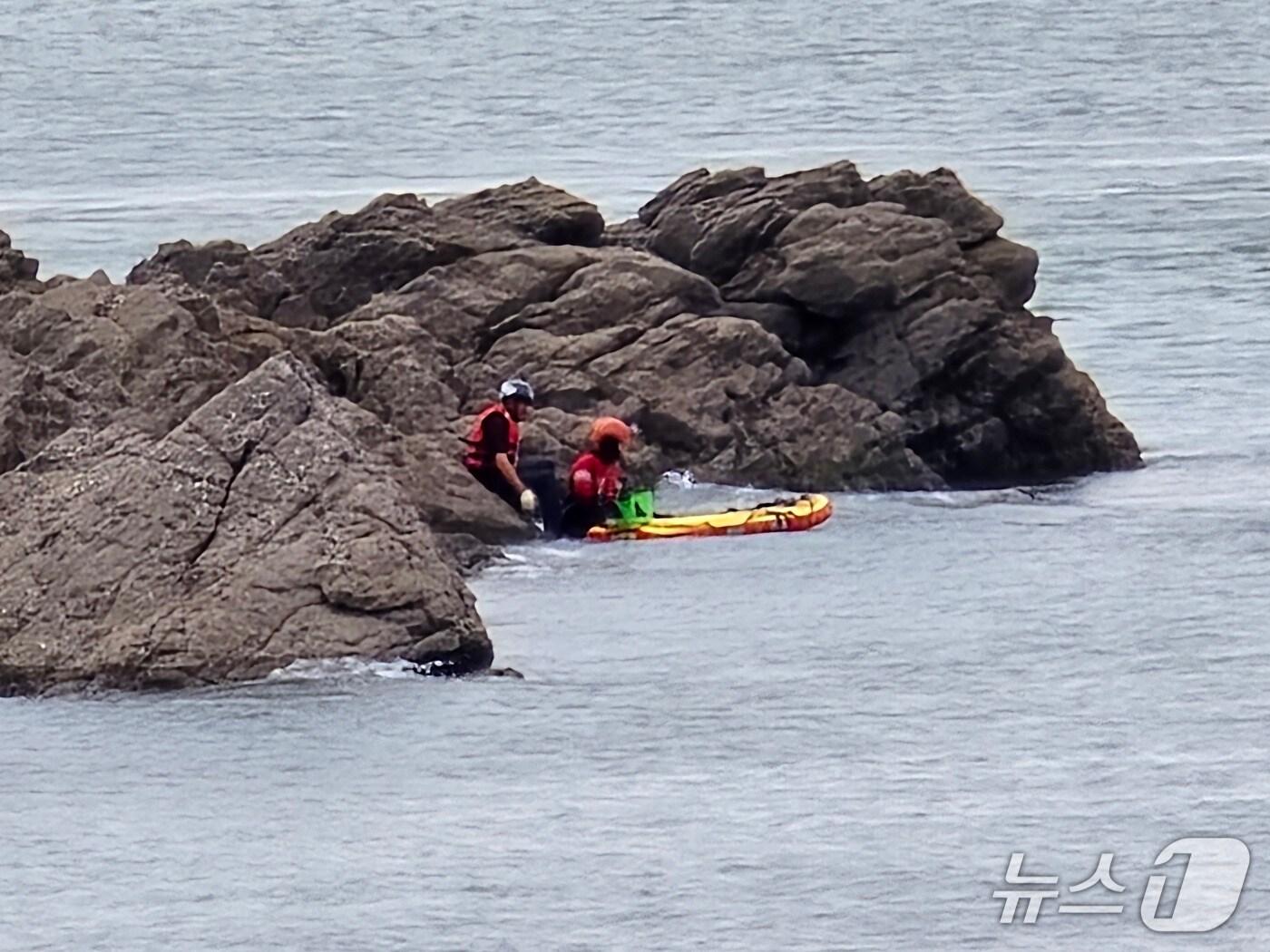 본문 이미지 - 태안해경이 꽤깔섬 갯바위에서 50대 낚시객을 구조하고 있는 모습. (태안해경 제공, 재판매 및 DB금지) / 뉴스1 