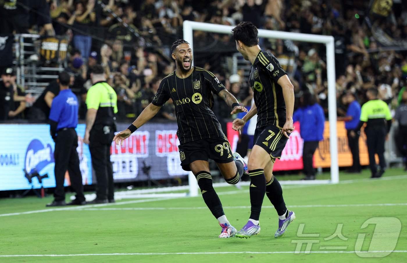 LA FC 손흥민(오른쪽)과 데니스 부앙가. ⓒ AFP=뉴스1