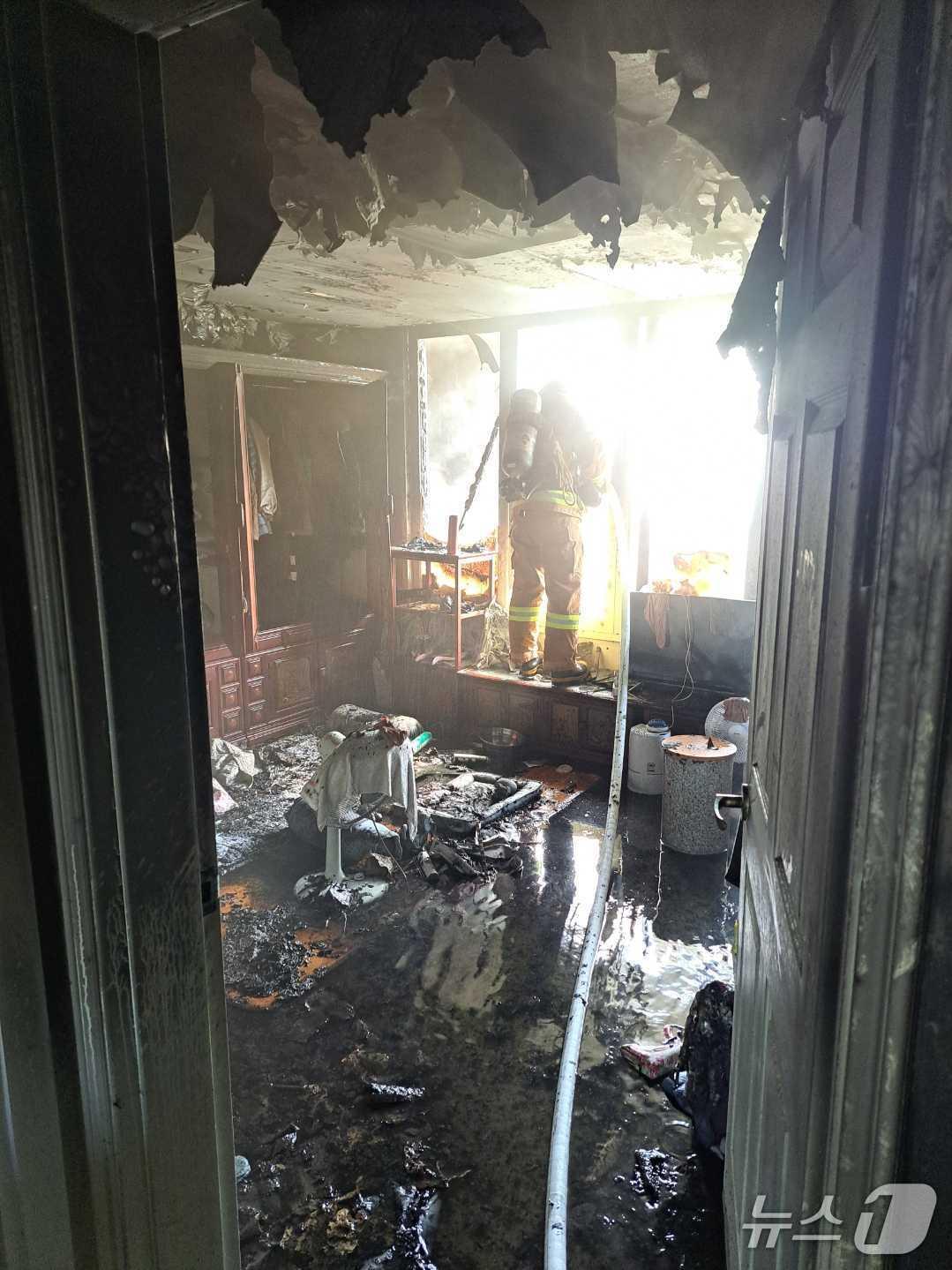 본문 이미지 - 강원 원주 원동의 한 아파트 화재 현장.&#40;강원도소방본부 제공, 재판매 및 DB금지&#41;