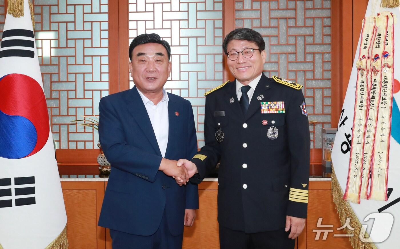 김두겸 울산시장이 22일 시장실에서 부임 인사차 방문한 홍장표 울산소방본부장과 악수를 하고 있다. (울산시 제공. 재판매 및 DB 금지) /뉴스1