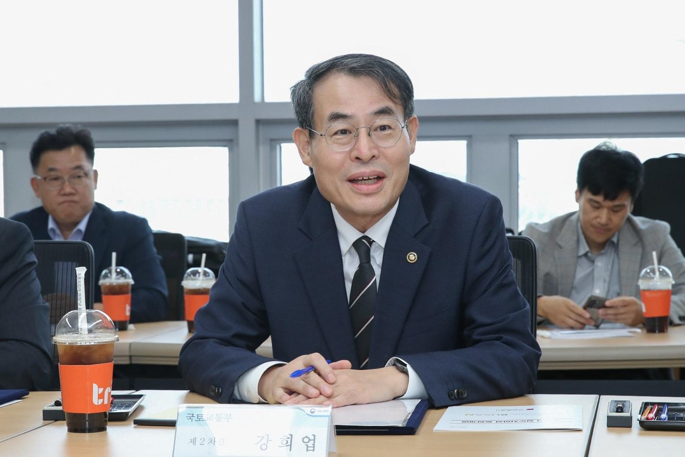 강희업 국토교통부 2차관&#40;가운데&#41;이  22일 부산진역~부산역 철도지하화 업무협약 체결식에 참석하고 있다.&#40;국토교통부 제공&#41;뉴스1ⓒ news1