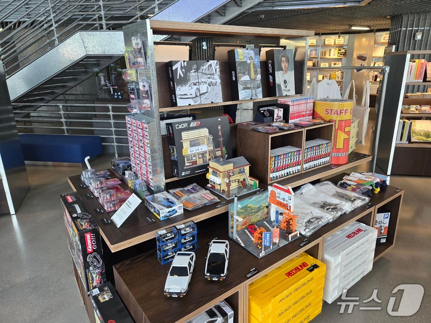 본문 이미지 - 22일 서울 강남구 소재 현대자동차 브랜드 체험 공간인 '현대 모터스튜디오 서울' 1층 오토 라이브러리에 일본 레이싱 애니메이션 '이니셜 D'와 도요타 'AE68' 관련 모형이 전시된 모습. 2025.09.22/뉴스1 김성식 기자