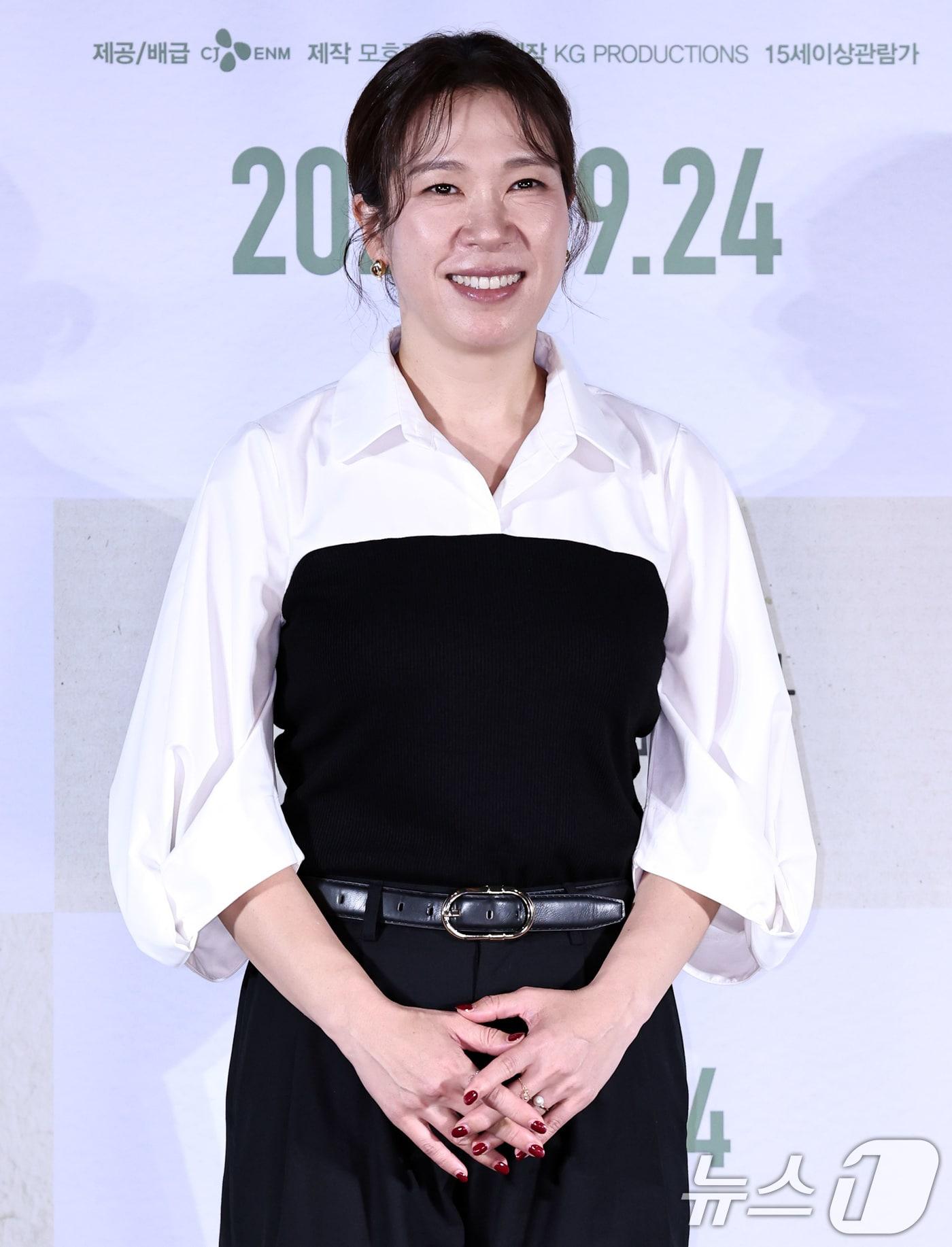 본문 이미지 - 배우 염혜란이 22일 오후 서울 용산구 CGV 용산에서 열린 영화 '어쩔수가없다' 기자간담회에서 포즈를 취하고 있다. 2025.9.22 / ⓒ 뉴스1 구윤성 기자