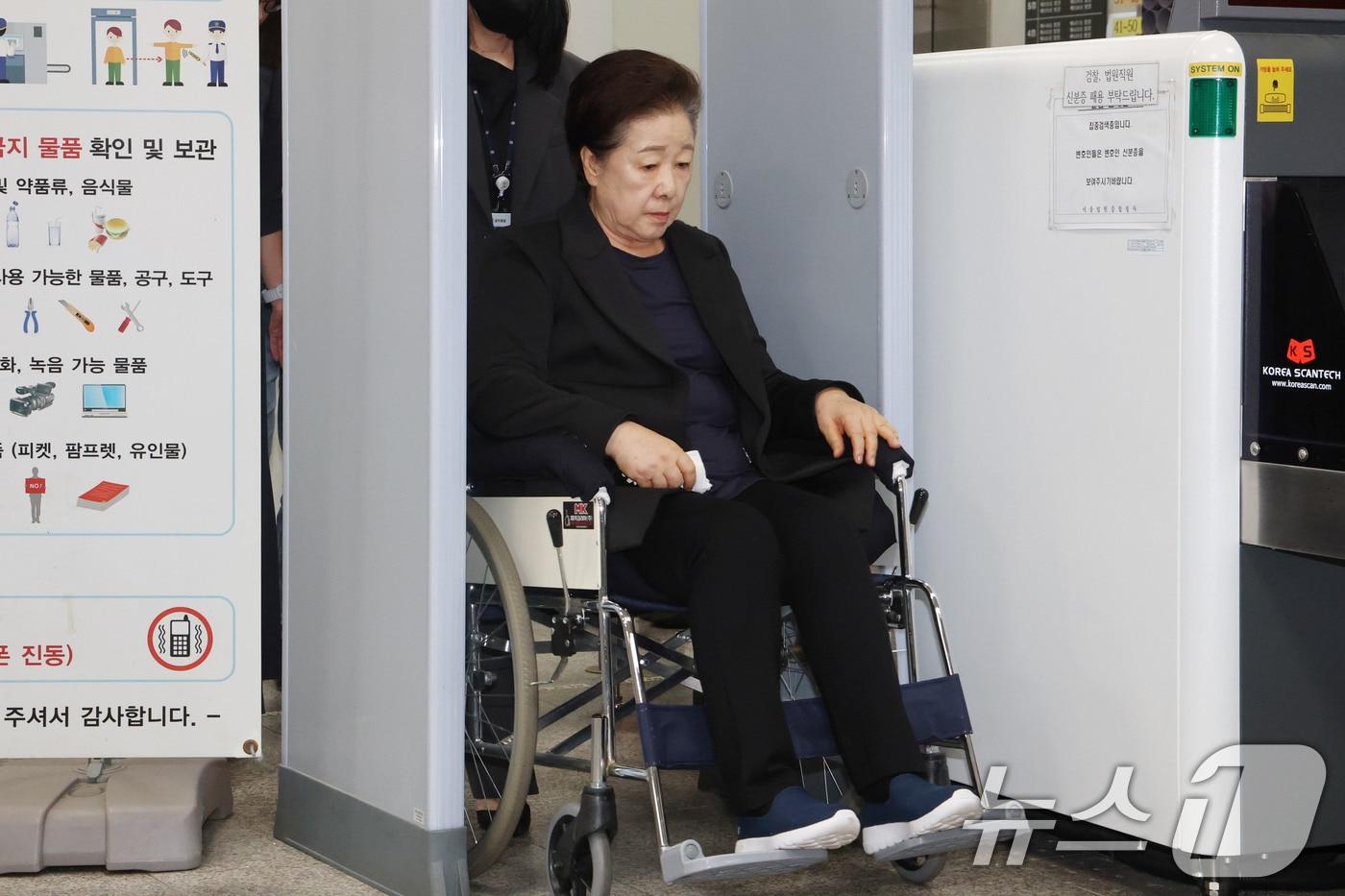 한학자 통일교 총재가 22일 오후 구속 전 피의자심문(영장실질심사)을 마친뒤 서울 서초구 중앙지방법원을 나서고 있다. 김건희 특검팀은 지난 18일 정치자금법 위반, 청탁금지법 위반, 증거인멸교사, 업무상 횡령 등 4가지 혐의로 한 총재의 구속영장을 청구했다. 2025.9.22/뉴스1 ⓒ News1 이광호 기자