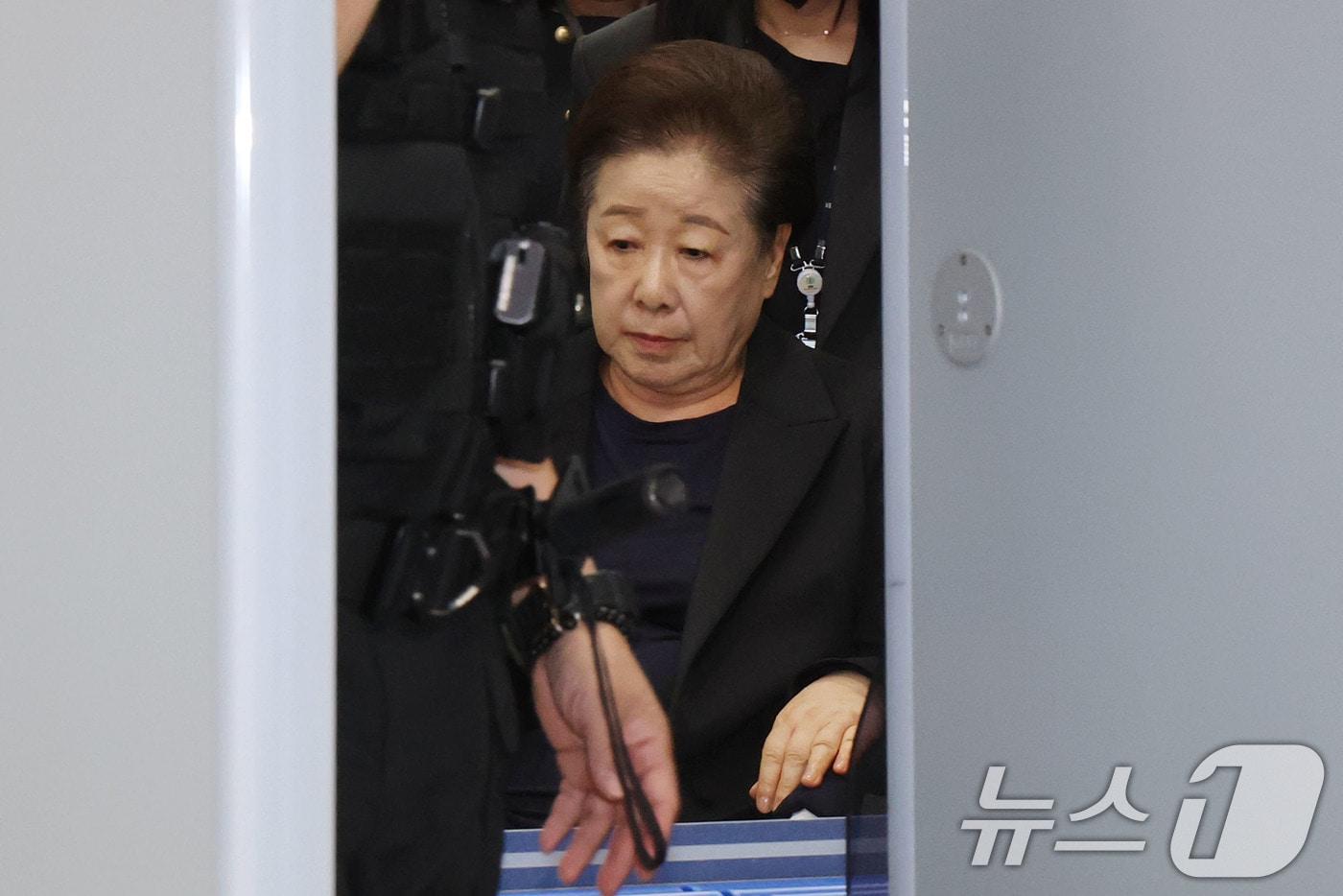 한학자 통일교 총재가 22일 오후 구속 전 피의자심문&#40;영장실질심사&#41;을 마친 뒤 서울 서초구 중앙지방법원을 나서고 있다. 김건희 특검팀은 지난 18일 정치자금법 위반, 청탁금지법 위반, 증거인멸교사, 업무상 횡령 등 4가지 혐의로 한 총재의 구속영장을 청구했다. 2025.9.22/뉴스1 ⓒ News1 이광호 기자