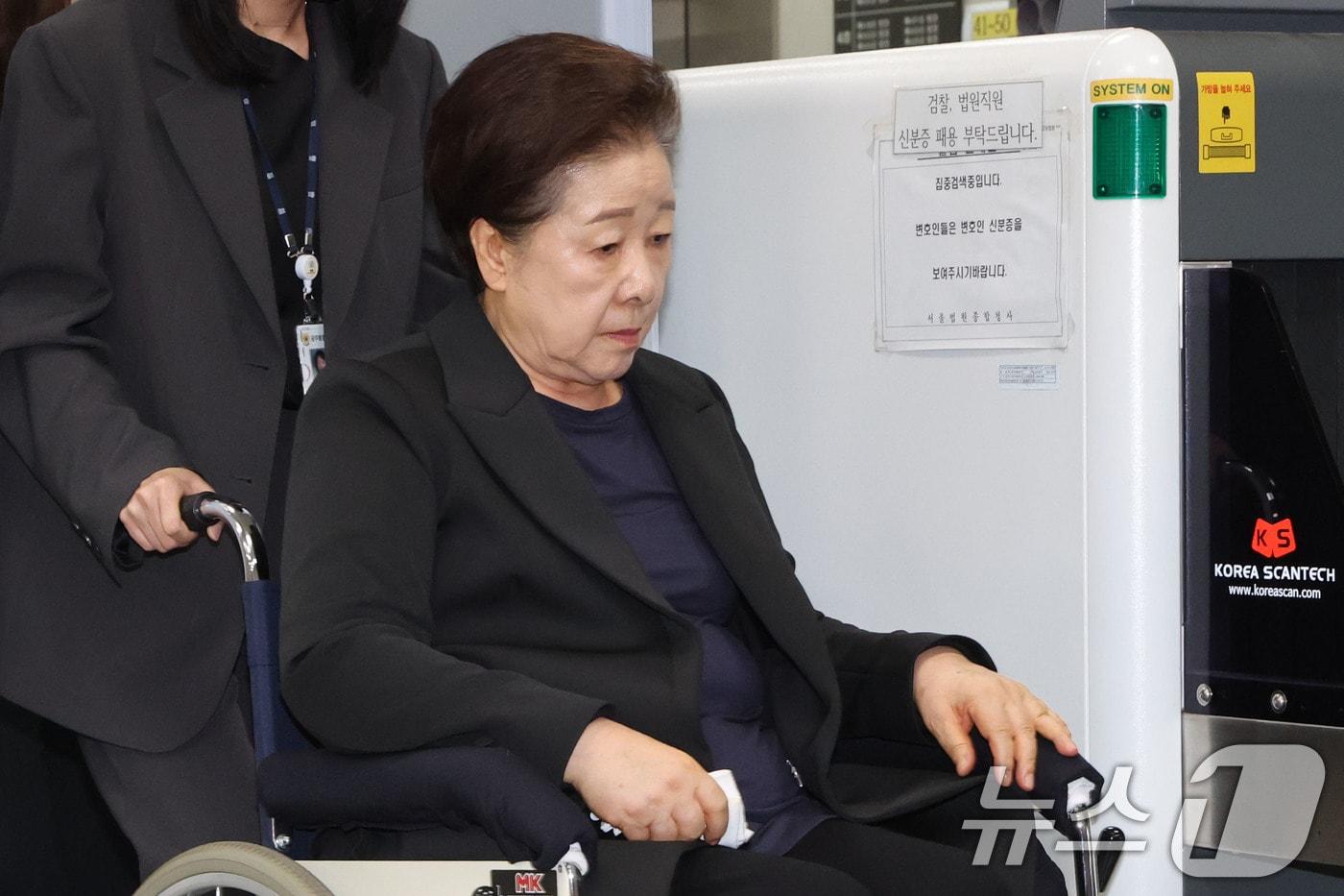 한학자 통일교 총재가 지난 9월 22일 오후 구속 전 피의자심문(영장실질심사)을 마친 뒤 서울 서초구 중앙지방법원을 나서고 있다.  2025.9.22/뉴스1 ⓒ News1 이광호 기자