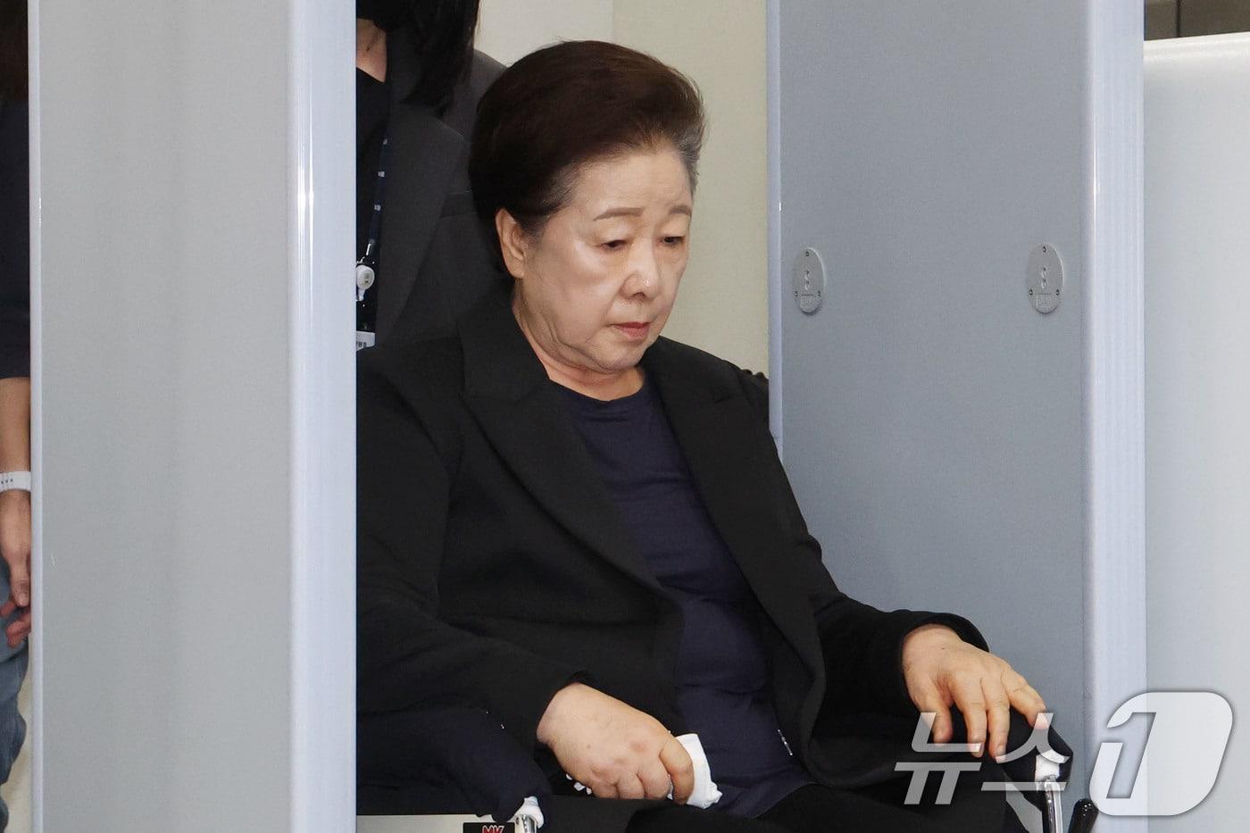 한학자 통일교 총재가 22일 오후 구속 전 피의자심문&#40;영장실질심사&#41;을 마친 뒤 서울 서초구 중앙지방법원을 나서고 있다. 김건희 특검팀은 지난 18일 정치자금법 위반, 청탁금지법 위반, 증거인멸교사, 업무상 횡령 등 4가지 혐의로 한 총재의 구속영장을 청구했다. 2025.9.22/뉴스1 ⓒ News1 이광호 기자