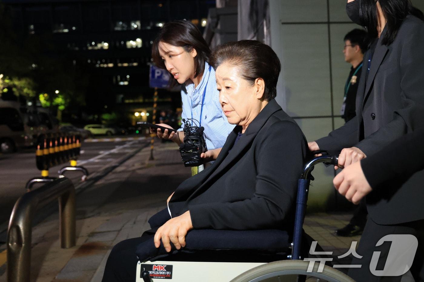 한학자 통일교 총재가 22일 오후 서울 서초구 중앙지방법원에서 윤석열 전 대통령 부부에게 통일교 현안을 청탁했다는 의혹과 관련 구속 전 피의자 심문&#40;영장실질심사&#41;을 마친 뒤 대기 장소인 서울구치소로 향하고 있다. &#40;공동취재&#41; 2025.9.22/뉴스1 ⓒ News1 이광호 기자